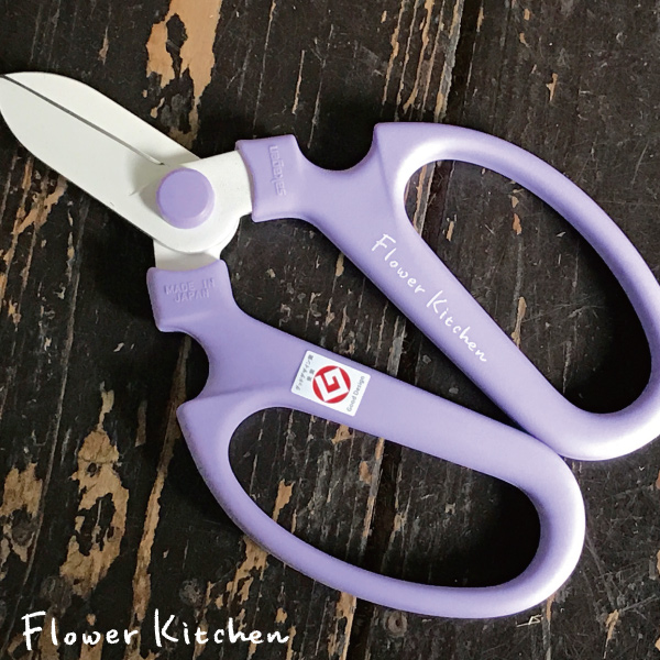 SOY2020年花ジャンル大賞受賞★スタッフ愛用の花ハサミです坂源さんに「FlowerKitchen」オリジナルで作ってもらいました。皆さんにも使ってほしくて特別価格で販売です 『 花はさみ ラベンダー 』 送料無料 ネコポスまたはゆうパケット発送 170mm F-170 FlowerKitchenオリジナルの花ハサミ★刃先ケース付き 花鋏 グッドデザイン賞 軽い★フッ素樹脂加工サビに強い★汚れも簡単に落ちる 資材 FKRSL SOY2020年花ジャンル大賞受賞★スタッフ愛用の花ハサミです坂源さんに「FlowerKitchen」オリジナルで作ってもらいました。皆さんにも使ってほしくて特別価格で販売です 『 花はさみ ラベンダー 』 送料無料 ネコポスまたはゆうパケット発送 170mm F-170 FlowerKitchenオリジナルの花ハサミ★刃先ケース付き 花鋏 グッドデザイン賞 軽い★フッ素樹脂加工サビに強い★汚れも簡単に落ちる 資材 FKRSL