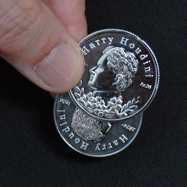 ♪テーブルを貫通するコイン♪ ◆マジック・手品◆フリッパーコイン◆O2033 ♪テーブルを貫通するコイン♪ ◆マジック・手品◆フリッパーコイン◆O2033